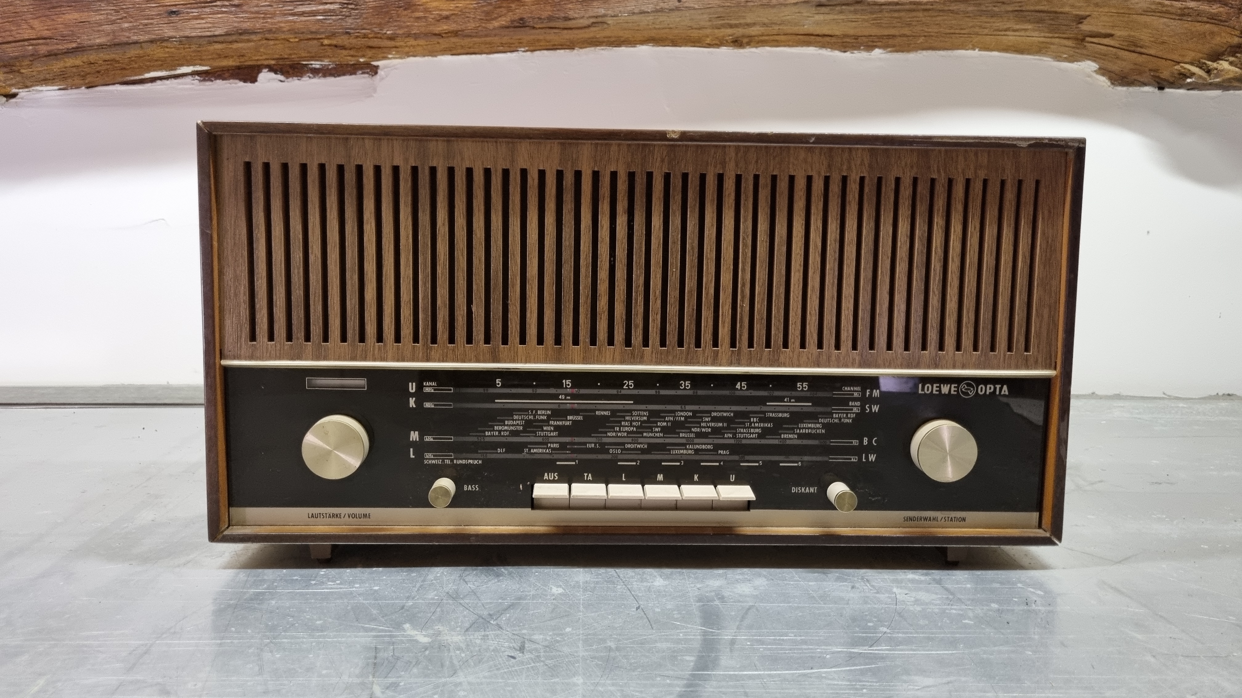 Loewe-Opta Bella 67